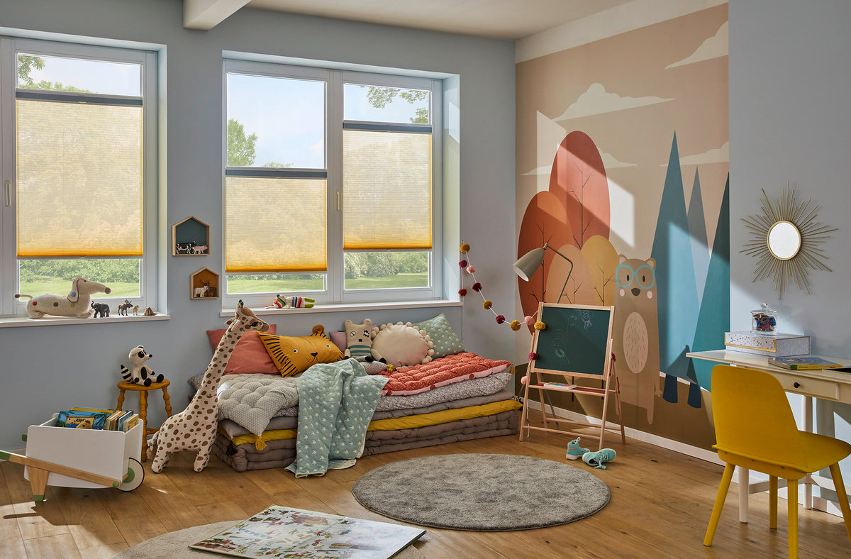Kinderzimmer mit Plissees am Fenster und einer gemütlichen Spielecke