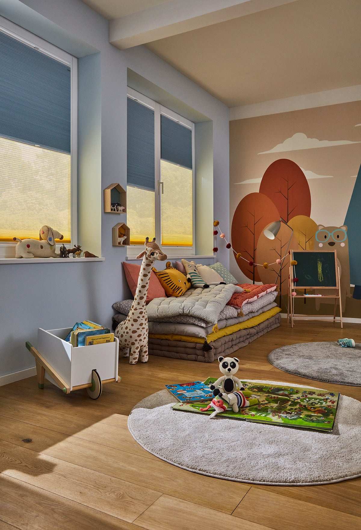 Plissees als textile Fensterdekoration in einem Kinderzimmer